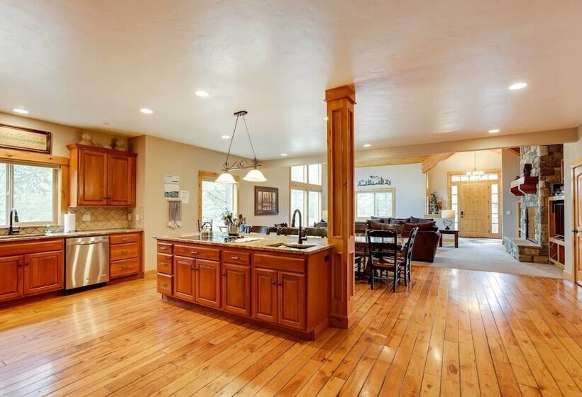 Private Pool & Hot Tub: Sunriver Retreat!