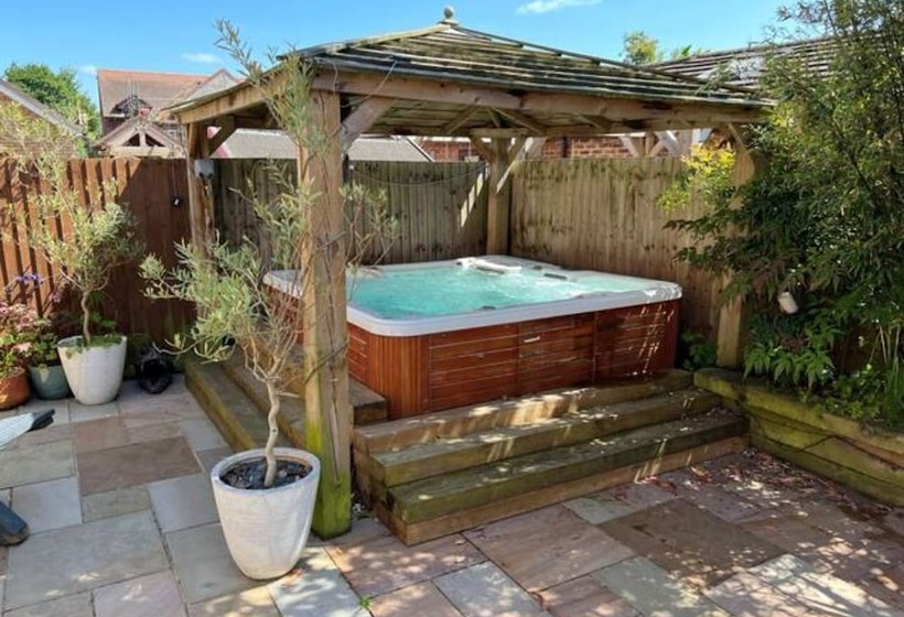 ペンション 4 Bed House Sleep 10 Parking Hottub Wifi