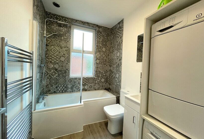 פנסיון Lovely Comfortable 3br Property