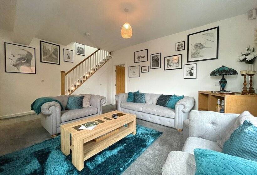 פנסיון Lovely Comfortable 3br Property