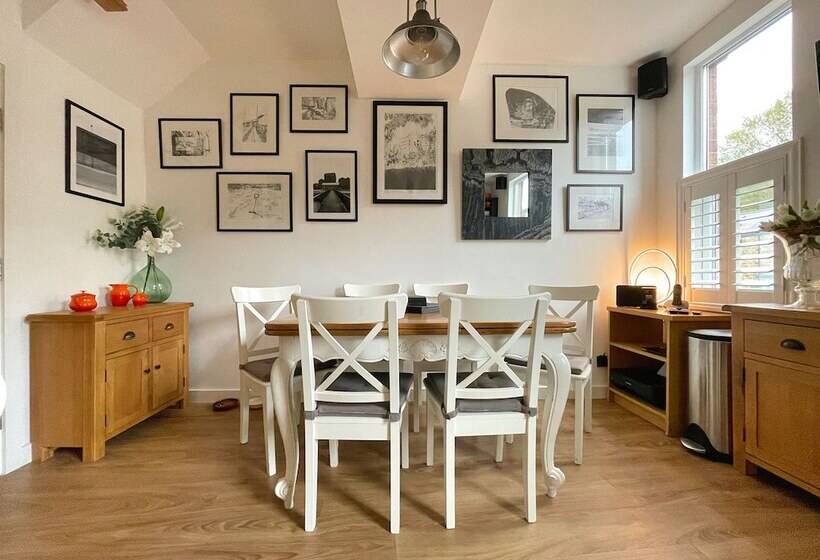 פנסיון Lovely Comfortable 3br Property
