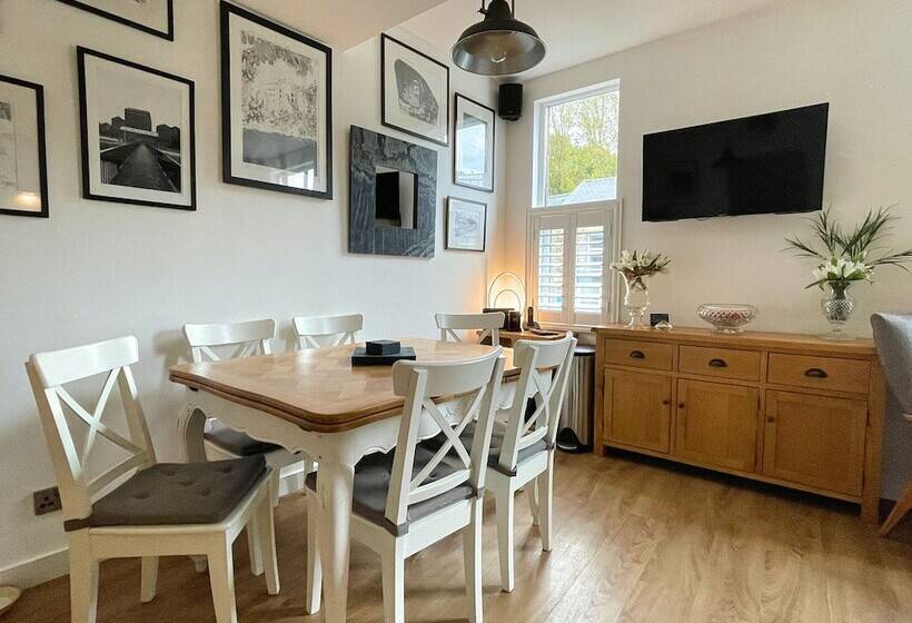 פנסיון Lovely Comfortable 3br Property