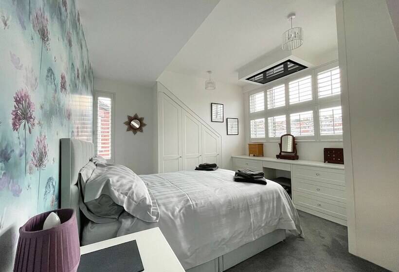 פנסיון Lovely Comfortable 3br Property