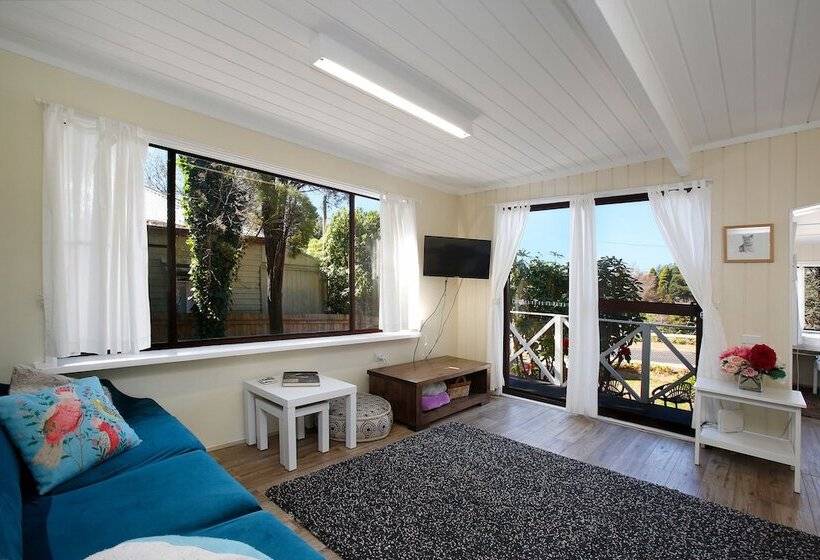 פנסיון Tullys Hut   Walk To Hikes, Waterfalls, Views