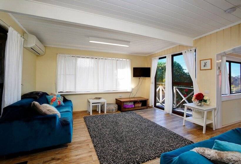 פנסיון Tullys Hut   Walk To Hikes, Waterfalls, Views