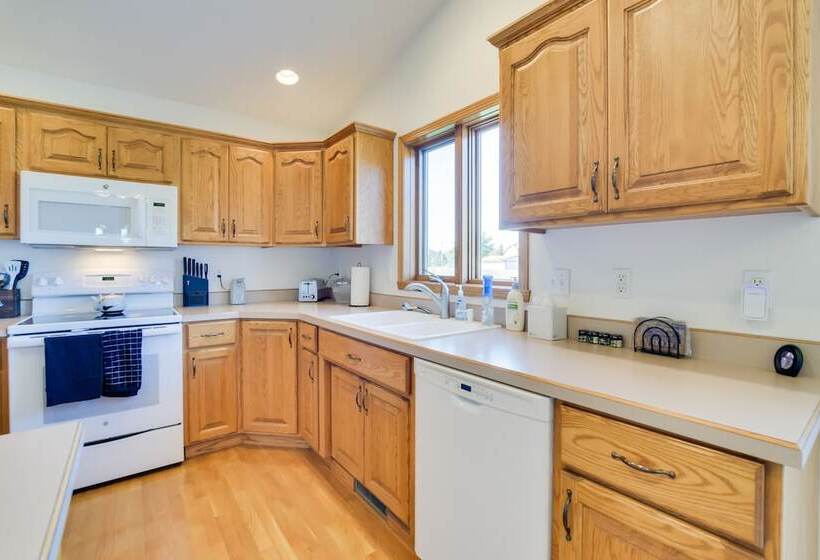 5 Mi To Dtwn: Pet Friendly  Wheatland Twin  Home!