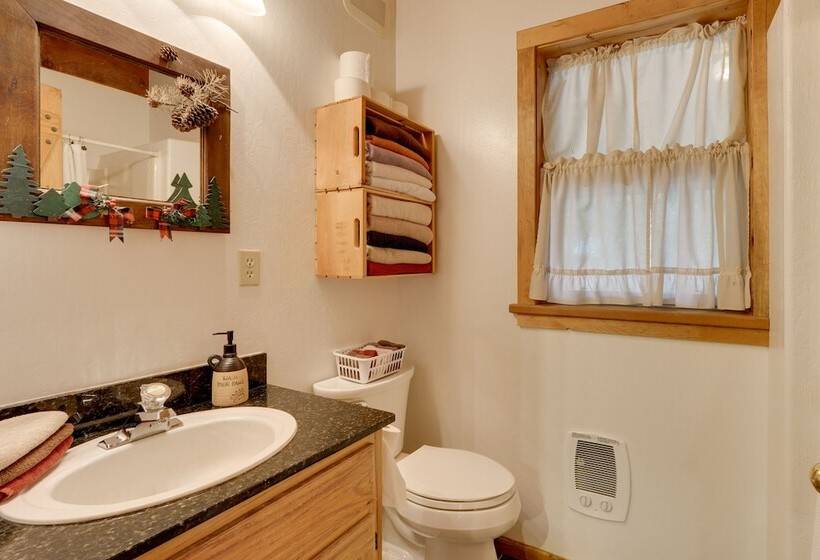 Pet Friendly House W/ Deck: Near Crater Lake!