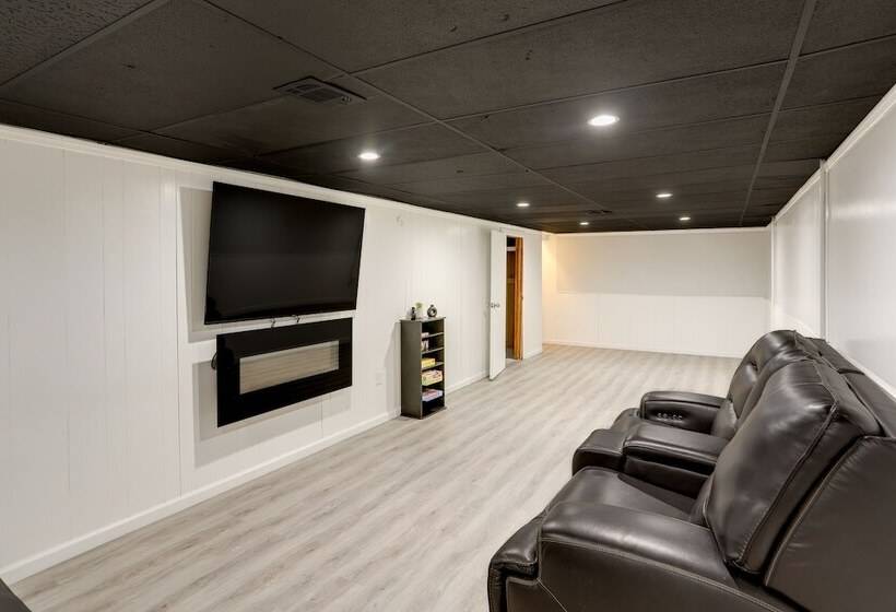 Pet Friendly Lorain Retreat W/ Fenced Yard!