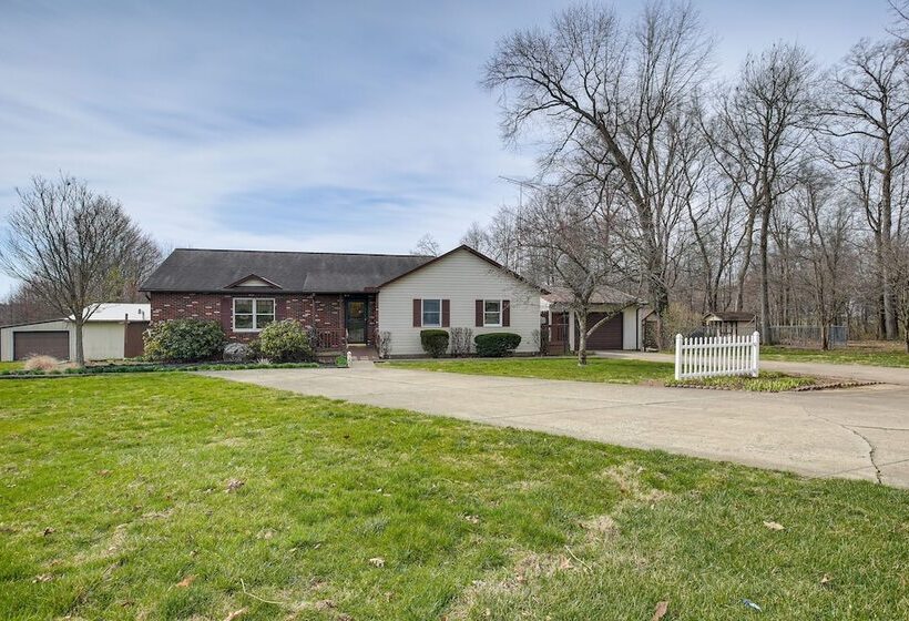 Pool, Deck & Fire Pit: Dog Friendly Ohio Escape!