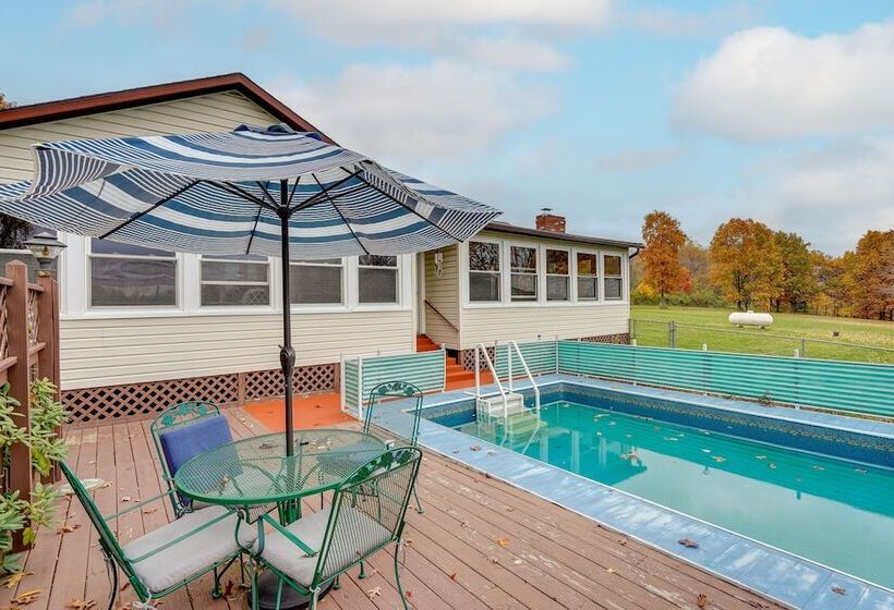 Pool, Deck & Fire Pit: Dog Friendly Ohio Escape!