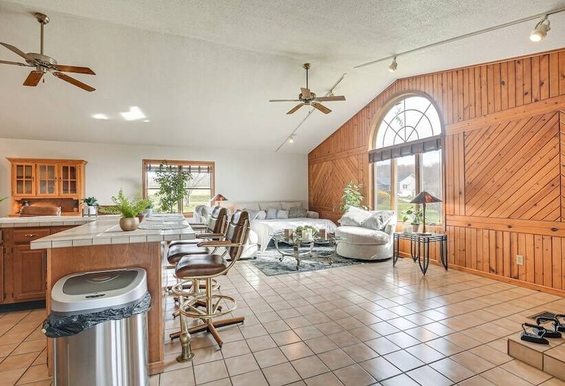 Pool, Deck & Fire Pit: Dog Friendly Ohio Escape!