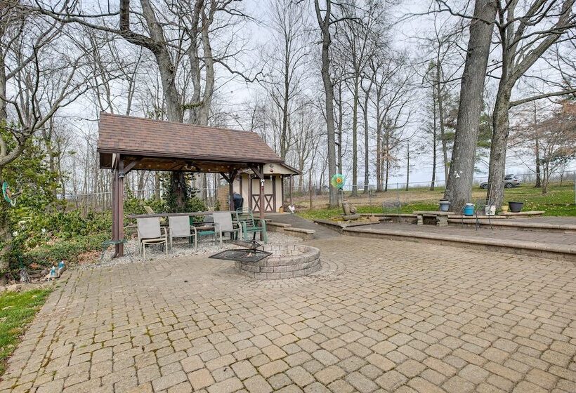 Pool, Deck & Fire Pit: Dog Friendly Ohio Escape!