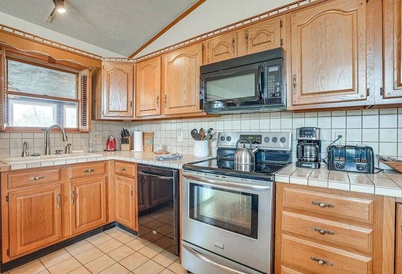 Pool, Deck & Fire Pit: Dog Friendly Ohio Escape!