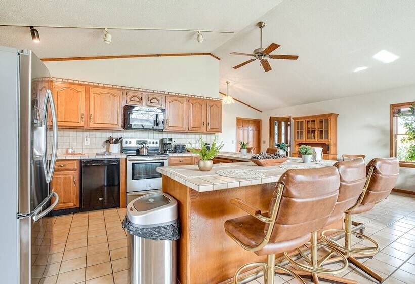 Pool, Deck & Fire Pit: Dog Friendly Ohio Escape!