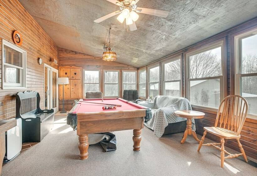 Pool, Deck & Fire Pit: Dog Friendly Ohio Escape!