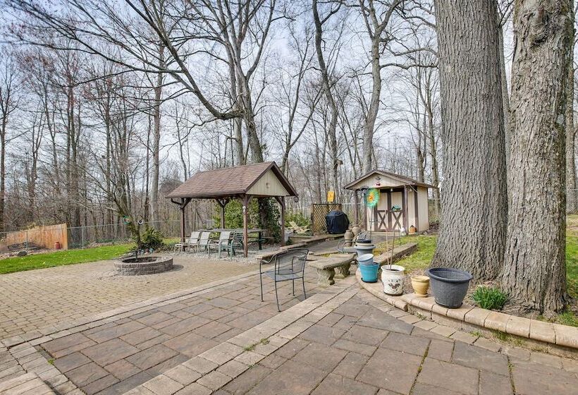 Pool, Deck & Fire Pit: Dog Friendly Ohio Escape!
