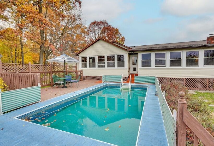 Pool, Deck & Fire Pit: Dog Friendly Ohio Escape!