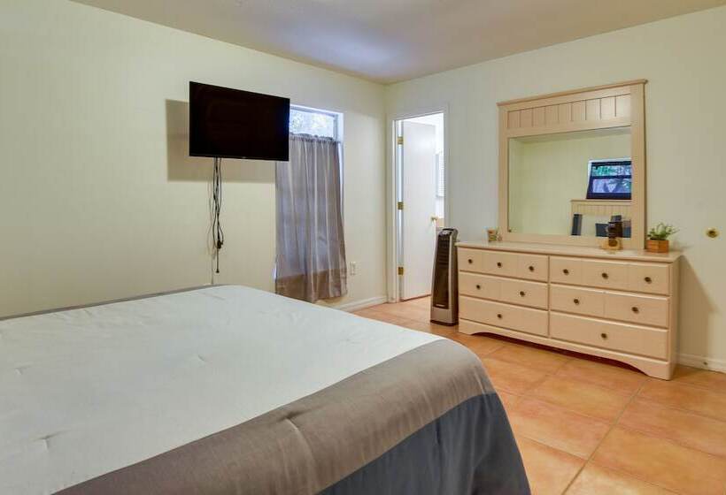 Pet Friendly Sarasota Home: 2 Mi To Bayfront Park!