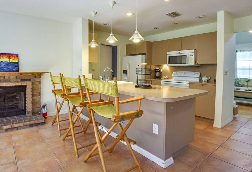 Pet Friendly Sarasota Home: 2 Mi To Bayfront Park!