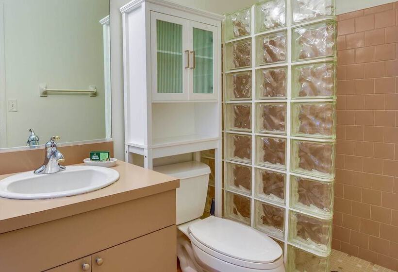 Pet Friendly Sarasota Home: 2 Mi To Bayfront Park!