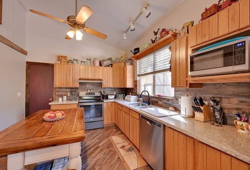 Pet Friendly Strawberry Cottage W/ Patio & Yard!