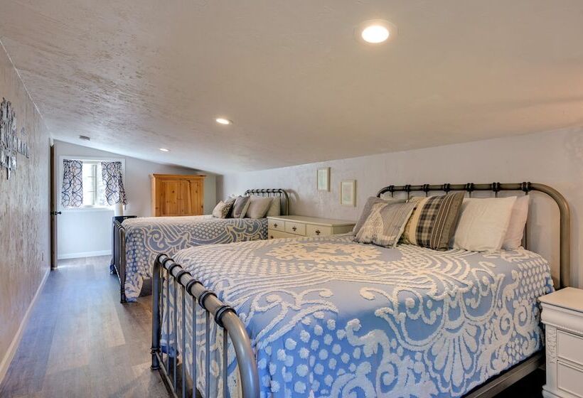 Pet Friendly Strawberry Cottage W/ Patio & Yard!