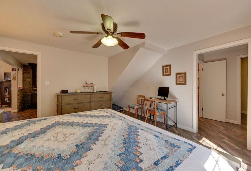 Pet Friendly Strawberry Cottage W/ Patio & Yard!