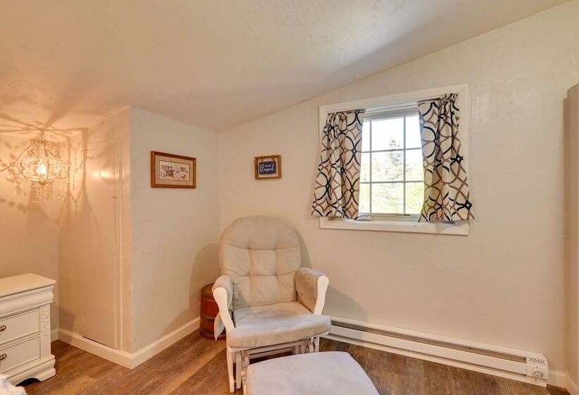 Pet Friendly Strawberry Cottage W/ Patio & Yard!