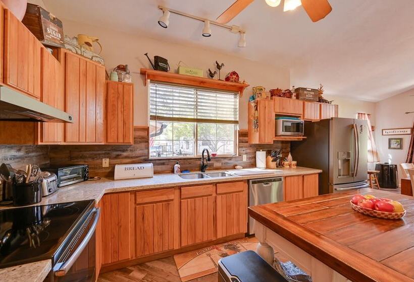 Pet Friendly Strawberry Cottage W/ Patio & Yard!