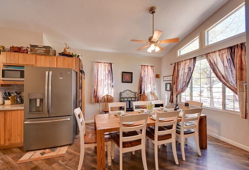 Pet Friendly Strawberry Cottage W/ Patio & Yard!