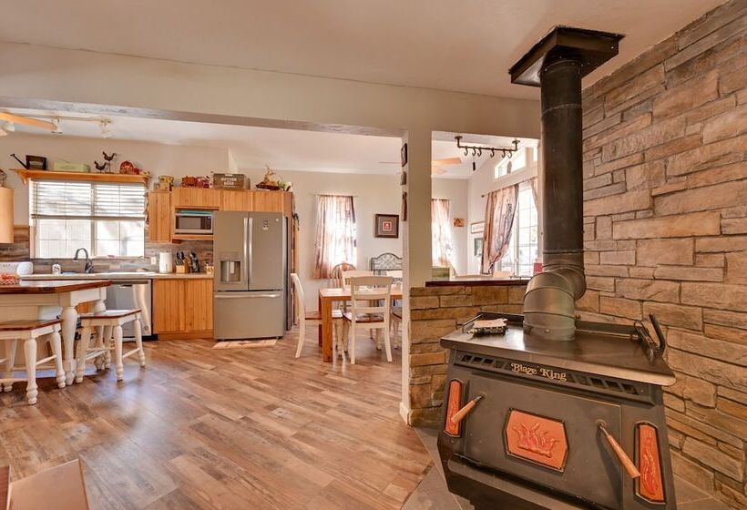 Pet Friendly Strawberry Cottage W/ Patio & Yard!