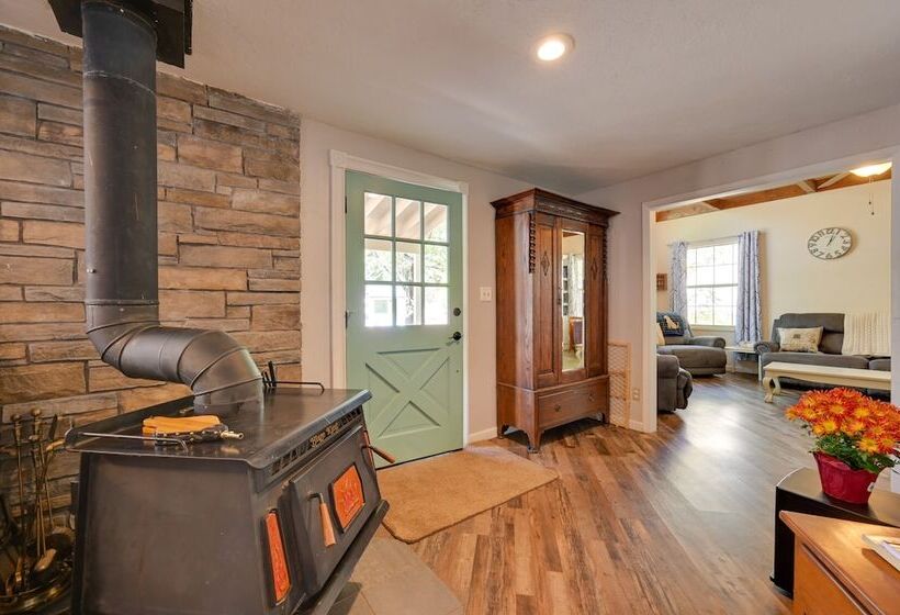 Pet Friendly Strawberry Cottage W/ Patio & Yard!