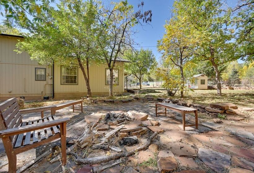 Pet Friendly Strawberry Cottage W/ Patio & Yard!