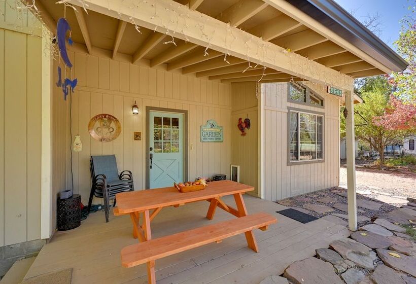 Pet Friendly Strawberry Cottage W/ Patio & Yard!