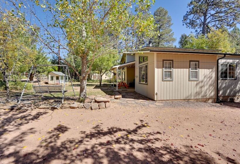 Pet Friendly Strawberry Cottage W/ Patio & Yard!