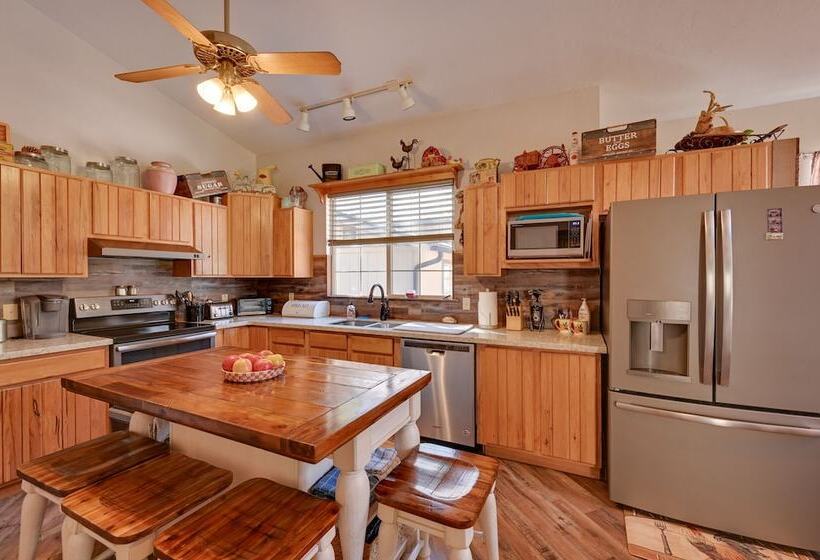 Pet Friendly Strawberry Cottage W/ Patio & Yard!