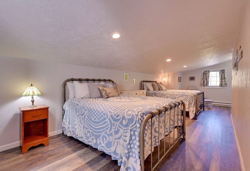 Pet Friendly Strawberry Cottage W/ Patio & Yard!