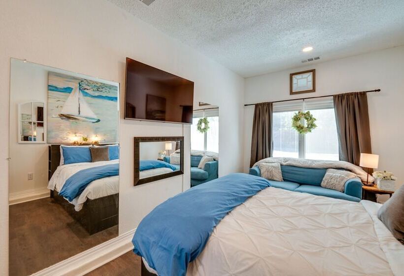 Walk To Lewisville Lake: Pet Friendly Texas Abode!