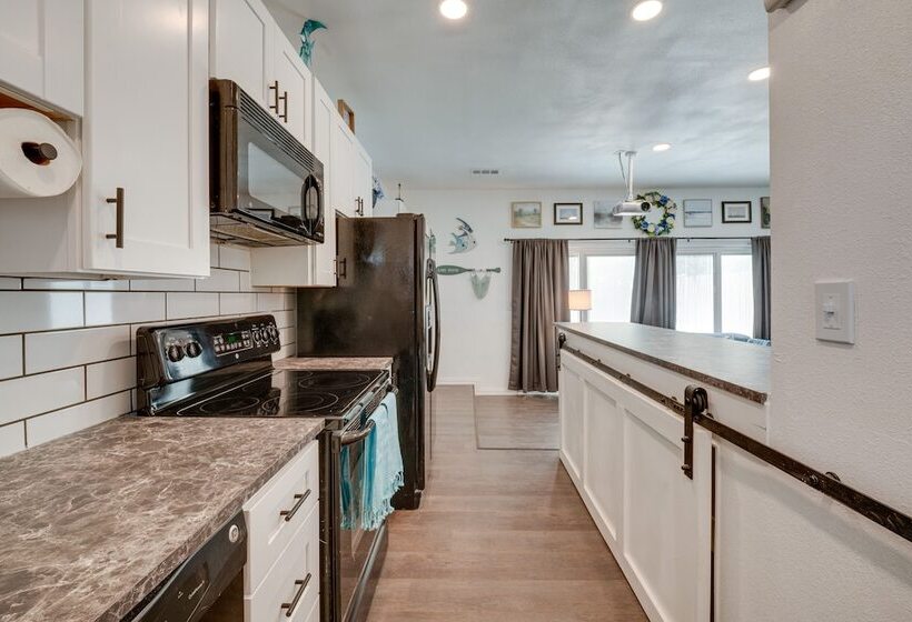 Walk To Lewisville Lake: Pet Friendly Texas Abode!