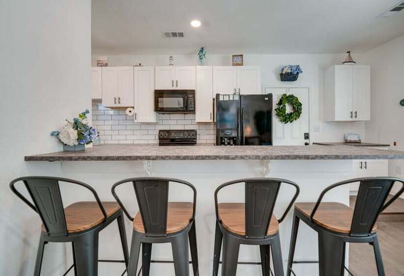 Walk To Lewisville Lake: Pet Friendly Texas Abode!