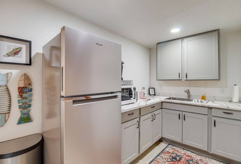 Pinetop Cabin W/ 2 Fireplaces & Hot Tub!