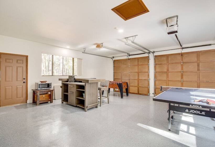 Pinetop Cabin W/ 2 Fireplaces & Hot Tub!