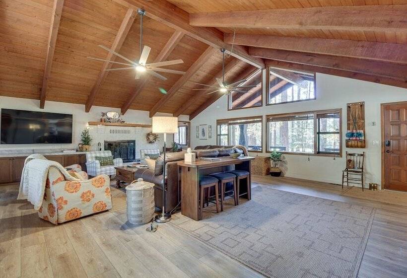 Pinetop Cabin W/ 2 Fireplaces & Hot Tub!