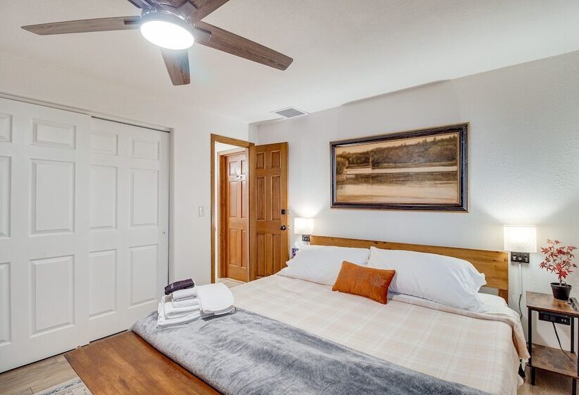 Pinetop Cabin W/ 2 Fireplaces & Hot Tub!