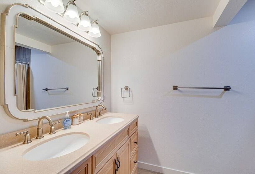 Pinetop Cabin W/ 2 Fireplaces & Hot Tub!