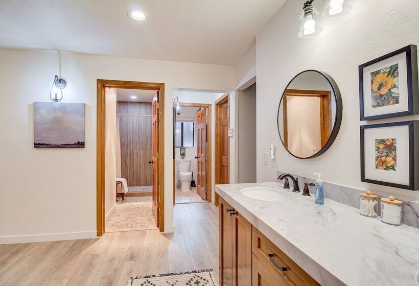 Pinetop Cabin W/ 2 Fireplaces & Hot Tub!