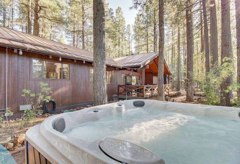 Pinetop Cabin W/ 2 Fireplaces & Hot Tub!