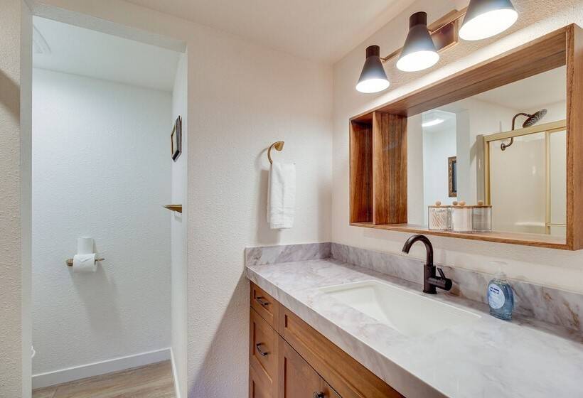 Pinetop Cabin W/ 2 Fireplaces & Hot Tub!