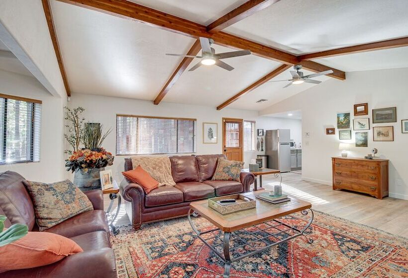 Pinetop Cabin W/ 2 Fireplaces & Hot Tub!