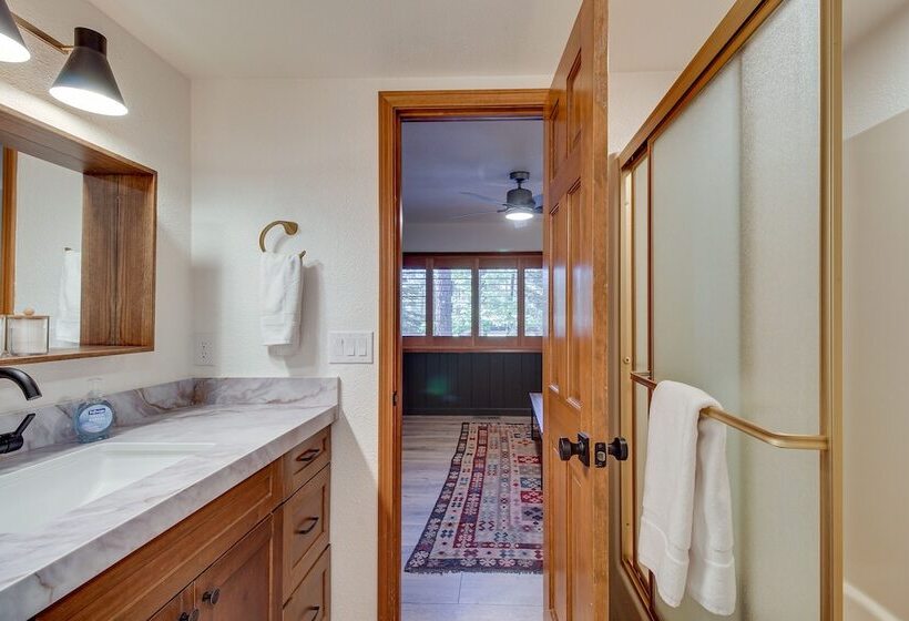 Pinetop Cabin W/ 2 Fireplaces & Hot Tub!